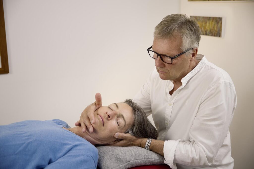 Joern-Boehme-Osteopath-Behandlung-Kopf.jpg