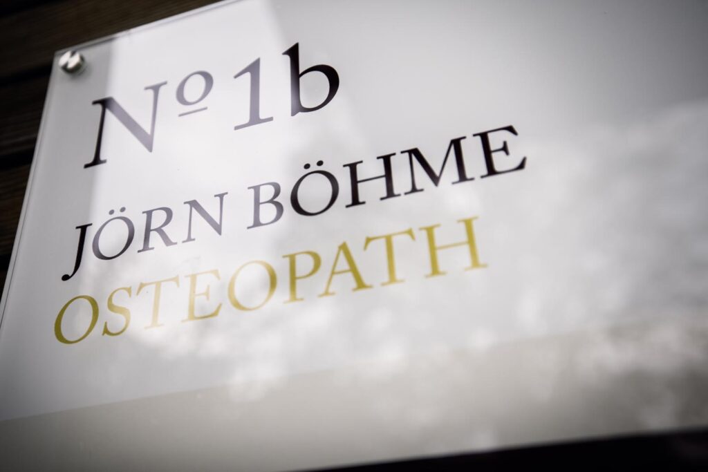 Joern-Boehme-Osteopath-Eingangsschild.jpg